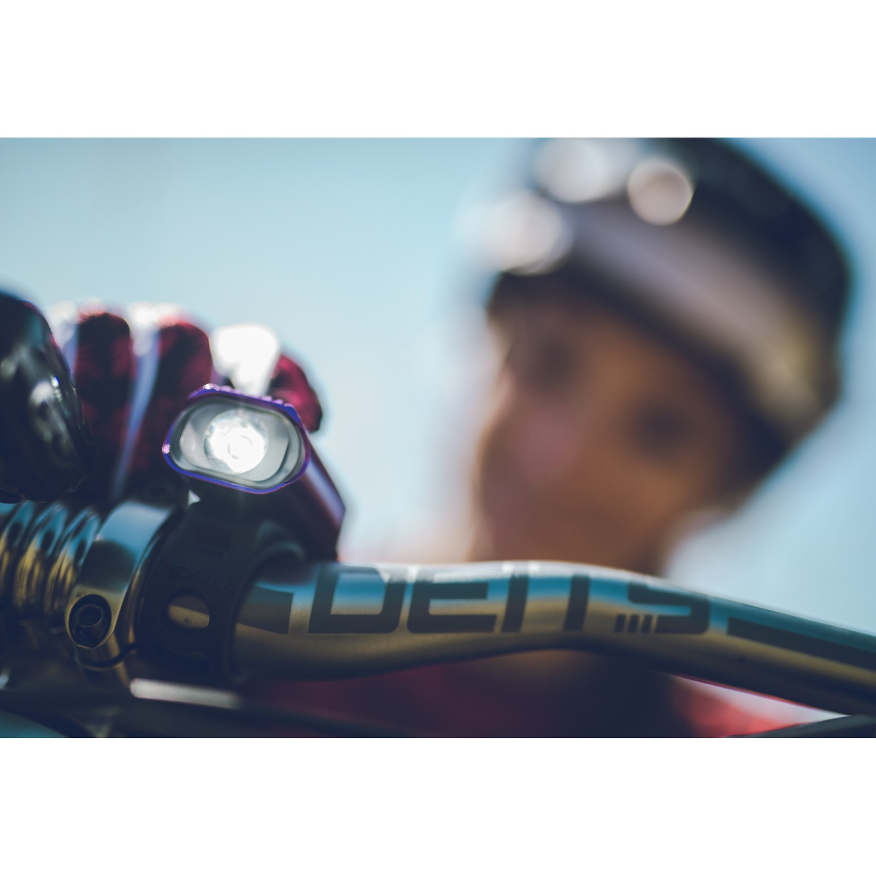 Světlo Lezyne Hecto Drive 500XL modré lesklé