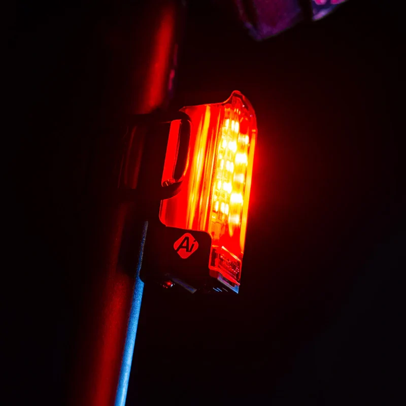 Světlo Lezyne Strip PRO Ai Alert 400+ zadní