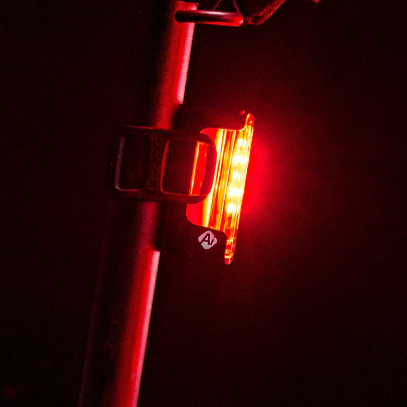 Světlo Lezyne Strip PRO Ai Alert 400+ zadní